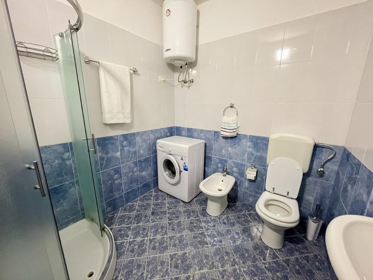 Coastal Retreat - Beach Apartment Влёра Экстерьер фото